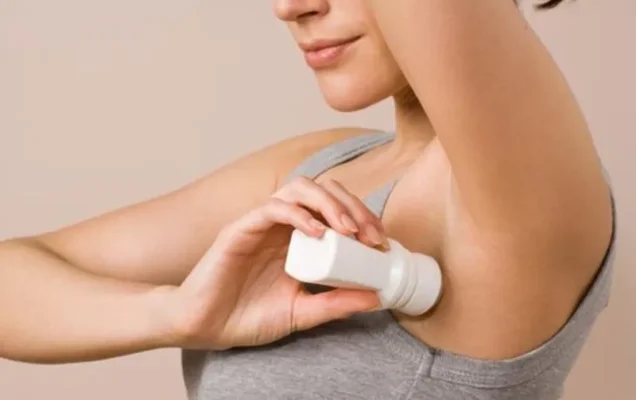 Sử dụng lăn khử mùi thường xuyên
